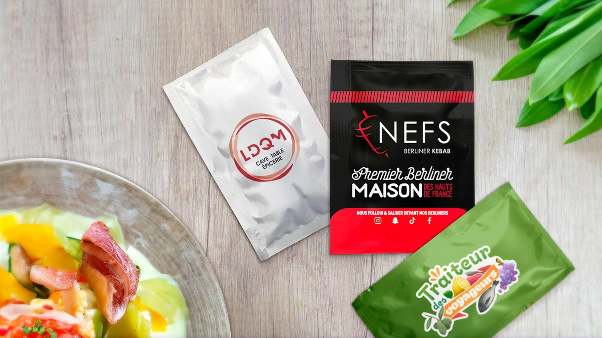 nos lingettes personnalisées sur une table